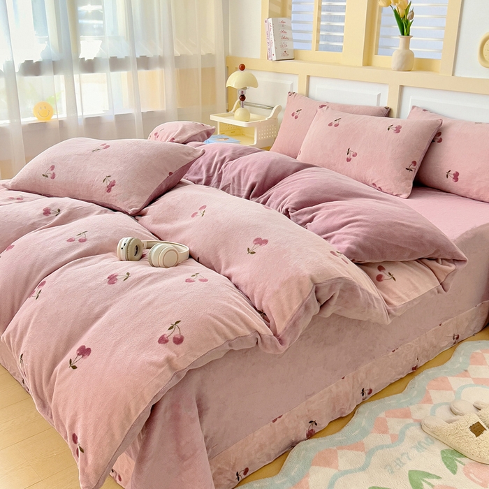 91家纺网 家纺一手货源 找家纺 找底底家纺 2025新款牛奶绒四件套（日发50套优惠8元一套） 小樱桃