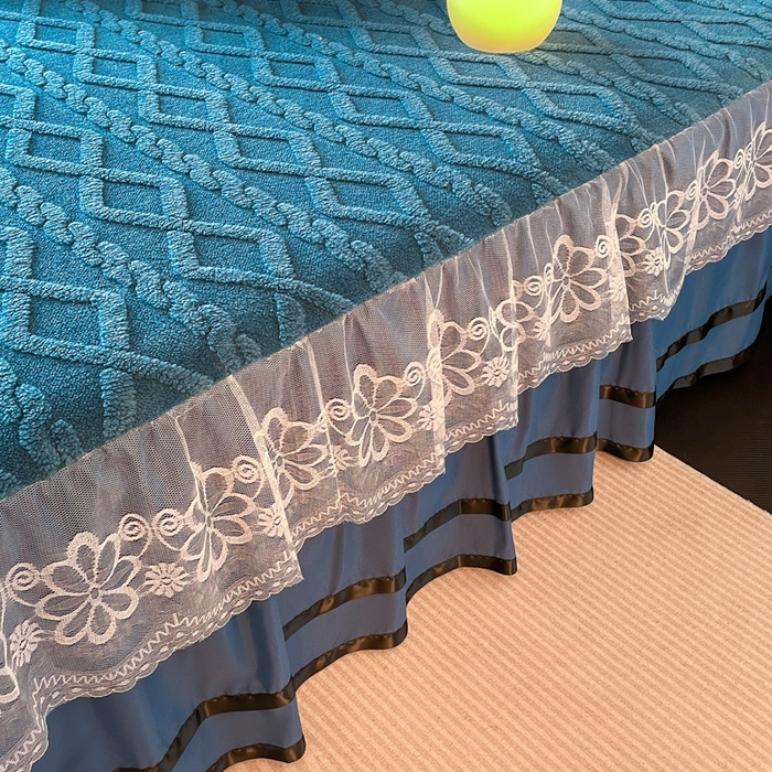 91家纺网 家纺一手货源 找家纺 米瑞娜  2025新款塔芙绒雕花蕾丝床裙跨境外贸 宝蓝