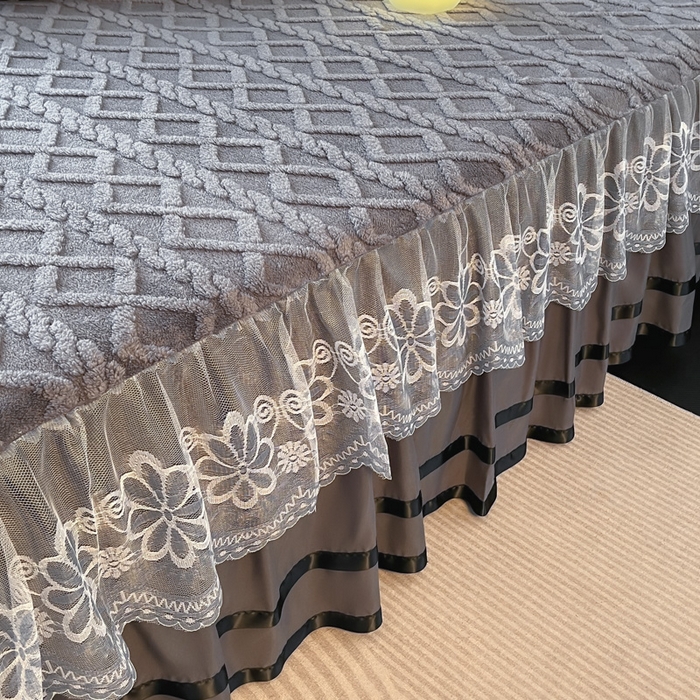 91家纺网 家纺一手货源 找家纺 米瑞娜  2025新款塔芙绒雕花蕾丝床裙跨境外贸 灰色