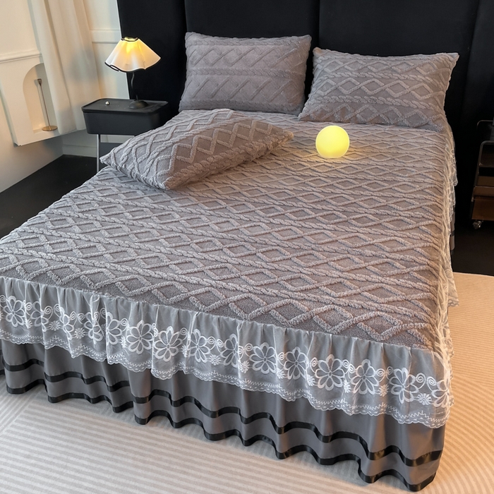 91家纺网 家纺一手货源 找家纺 米瑞娜  2025新款塔芙绒雕花蕾丝床裙跨境外贸 灰色