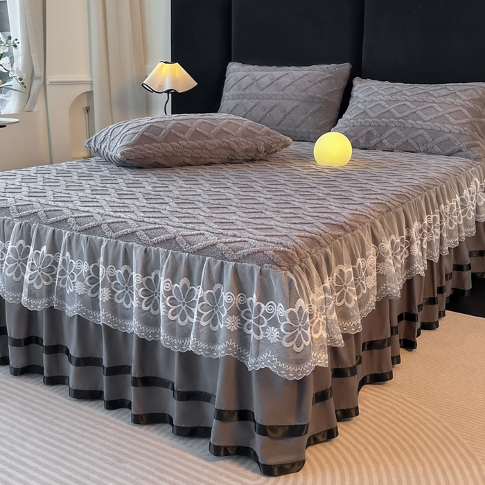 91家纺网 家纺一手货源 找家纺 米瑞娜  2025新款塔芙绒雕花蕾丝床裙跨境外贸 灰色