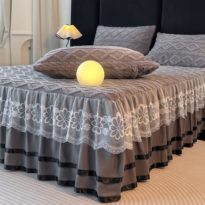 91家纺网 家纺一手货源 找家纺 米瑞娜  2025新款塔芙绒雕花蕾丝床裙跨境外贸 灰色