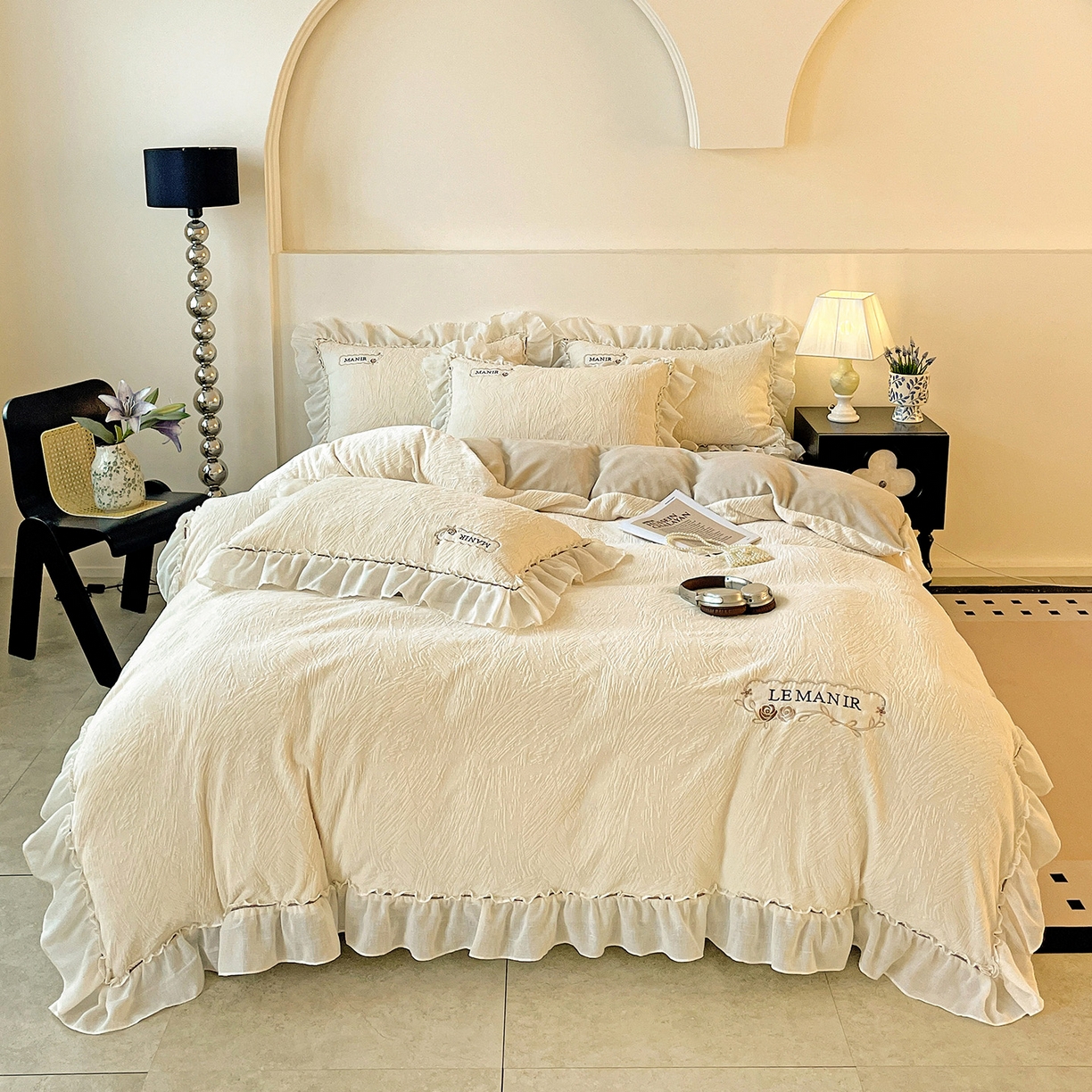 91家纺网 家纺一手货源 找家纺 十方家居 2025新款9斤加厚雕花绒全棉纱布韩版双层花边贴布绣高克重全消光牛奶绒四件套 乐漫-奶昔白