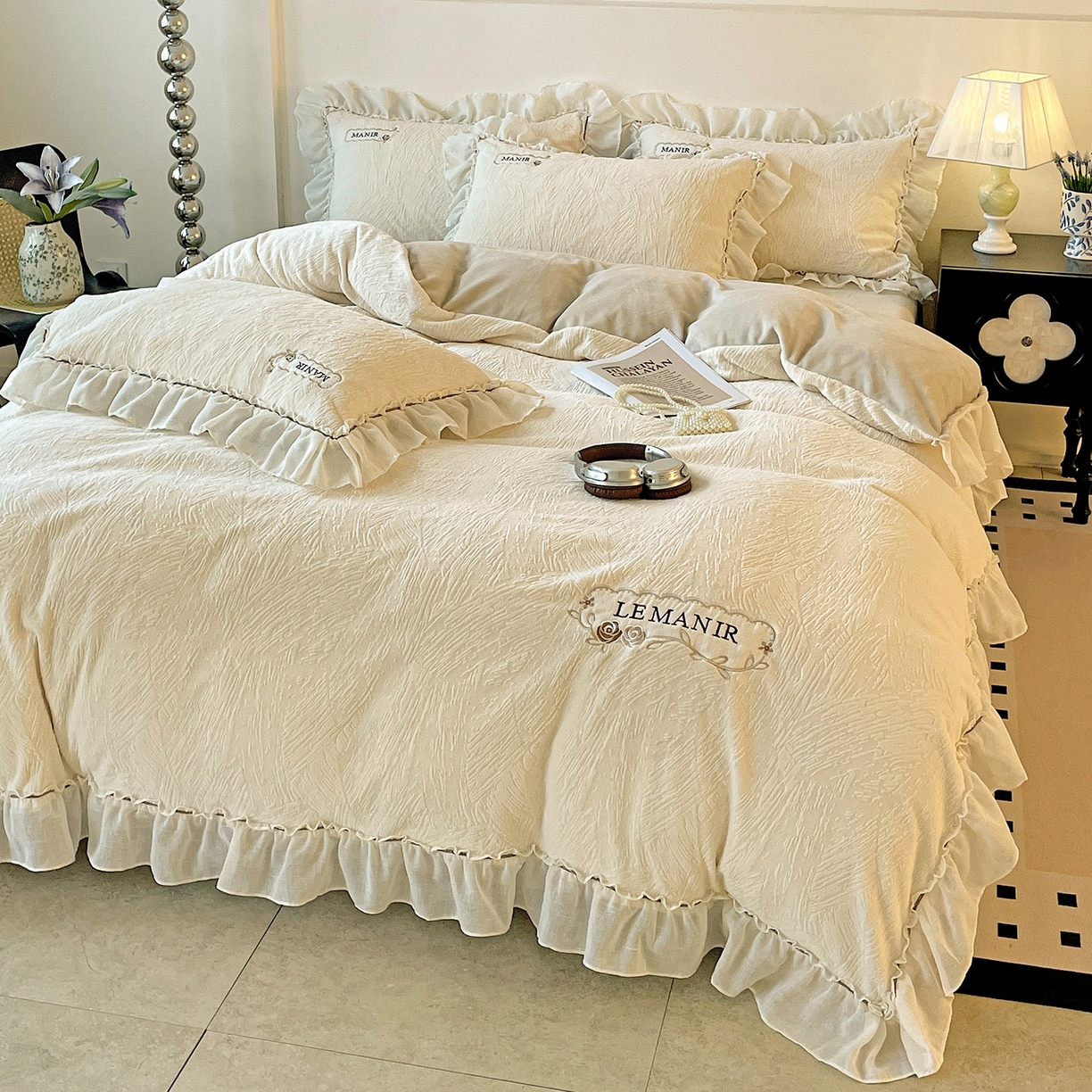 91家纺网 家纺一手货源 找家纺 十方家居 2025新款9斤加厚雕花绒全棉纱布韩版双层花边贴布绣高克重全消光牛奶绒四件套 乐漫-奶昔白