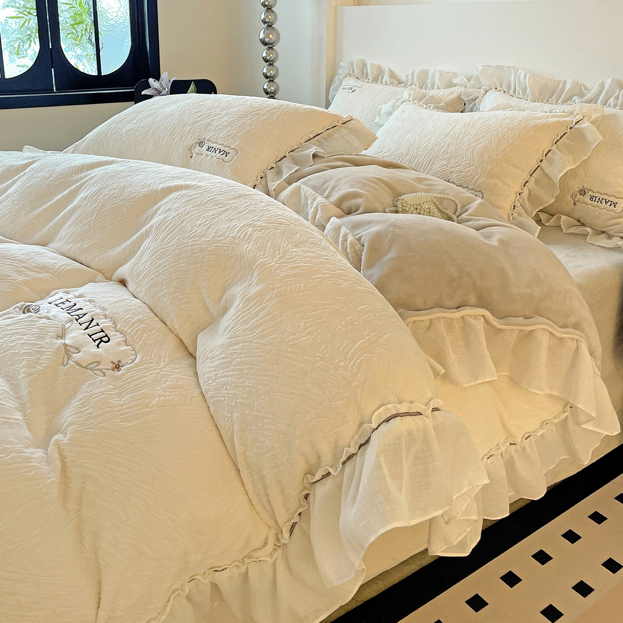 91家纺网 家纺一手货源 找家纺 十方家居 2025新款9斤加厚雕花绒全棉纱布韩版双层花边贴布绣高克重全消光牛奶绒四件套 乐漫-奶昔白