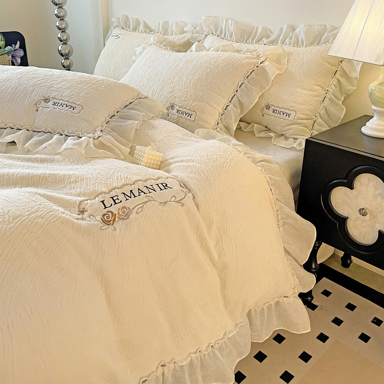 91家纺网 家纺一手货源 找家纺 十方家居 2025新款9斤加厚雕花绒全棉纱布韩版双层花边贴布绣高克重全消光牛奶绒四件套 乐漫-奶昔白