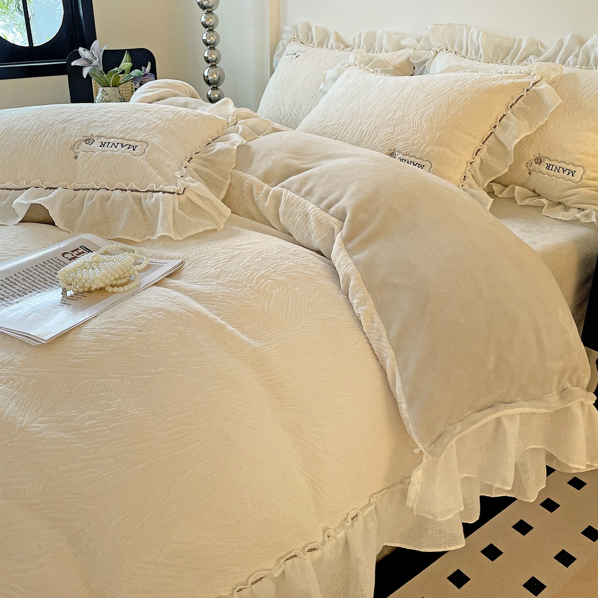 91家纺网 家纺一手货源 找家纺 十方家居 2025新款9斤加厚雕花绒全棉纱布韩版双层花边贴布绣高克重全消光牛奶绒四件套 乐漫-奶昔白