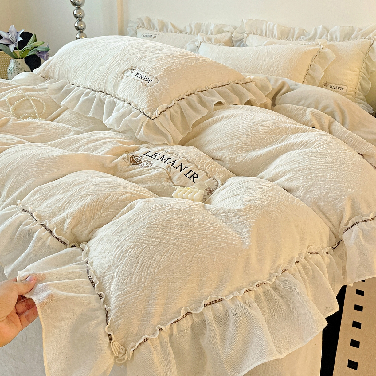 91家纺网 家纺一手货源 找家纺 十方家居 2025新款9斤加厚雕花绒全棉纱布韩版双层花边贴布绣高克重全消光牛奶绒四件套 乐漫-奶昔白