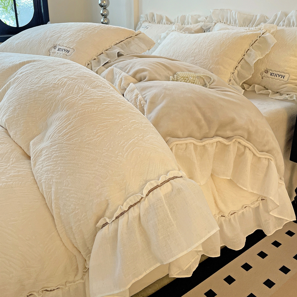 91家纺网 家纺一手货源 找家纺 十方家居 2025新款9斤加厚雕花绒全棉纱布韩版双层花边贴布绣高克重全消光牛奶绒四件套 乐漫-奶昔白