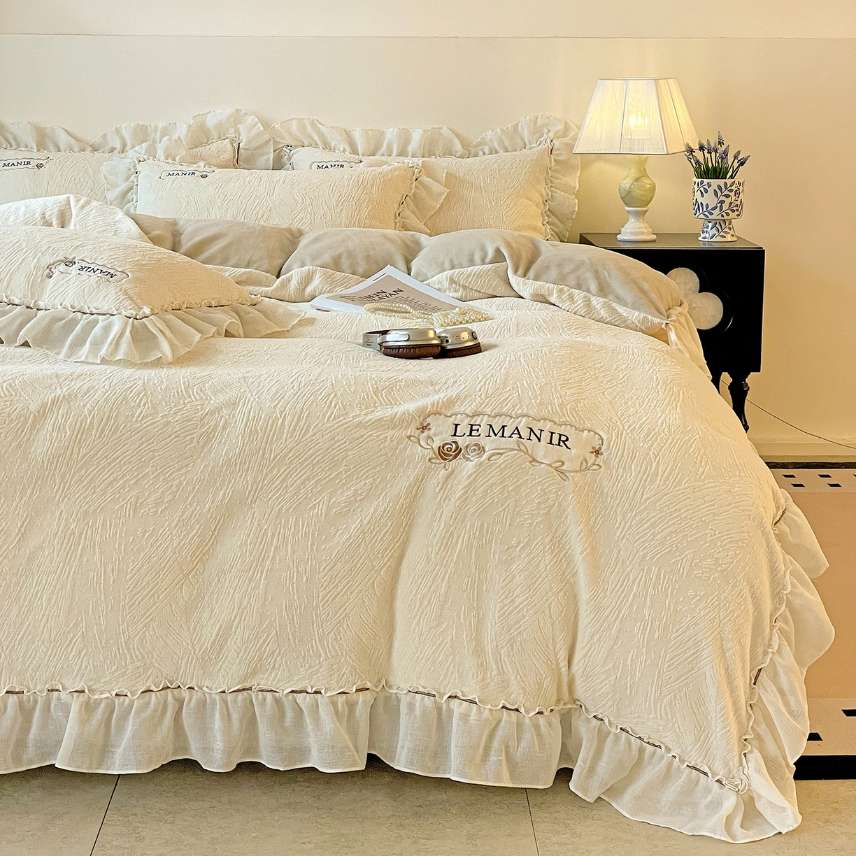 91家纺网 家纺一手货源 找家纺 十方家居 2025新款9斤加厚雕花绒全棉纱布韩版双层花边贴布绣高克重全消光牛奶绒四件套 乐漫-奶昔白