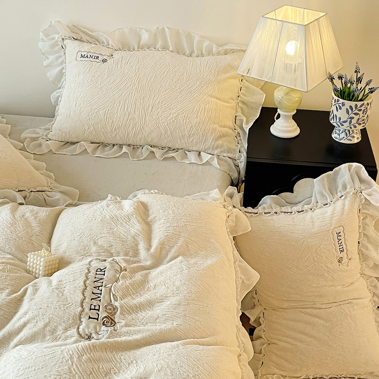 91家纺网 家纺一手货源 找家纺 十方家居 2025新款9斤加厚雕花绒全棉纱布韩版双层花边贴布绣高克重全消光牛奶绒四件套 乐漫-奶昔白