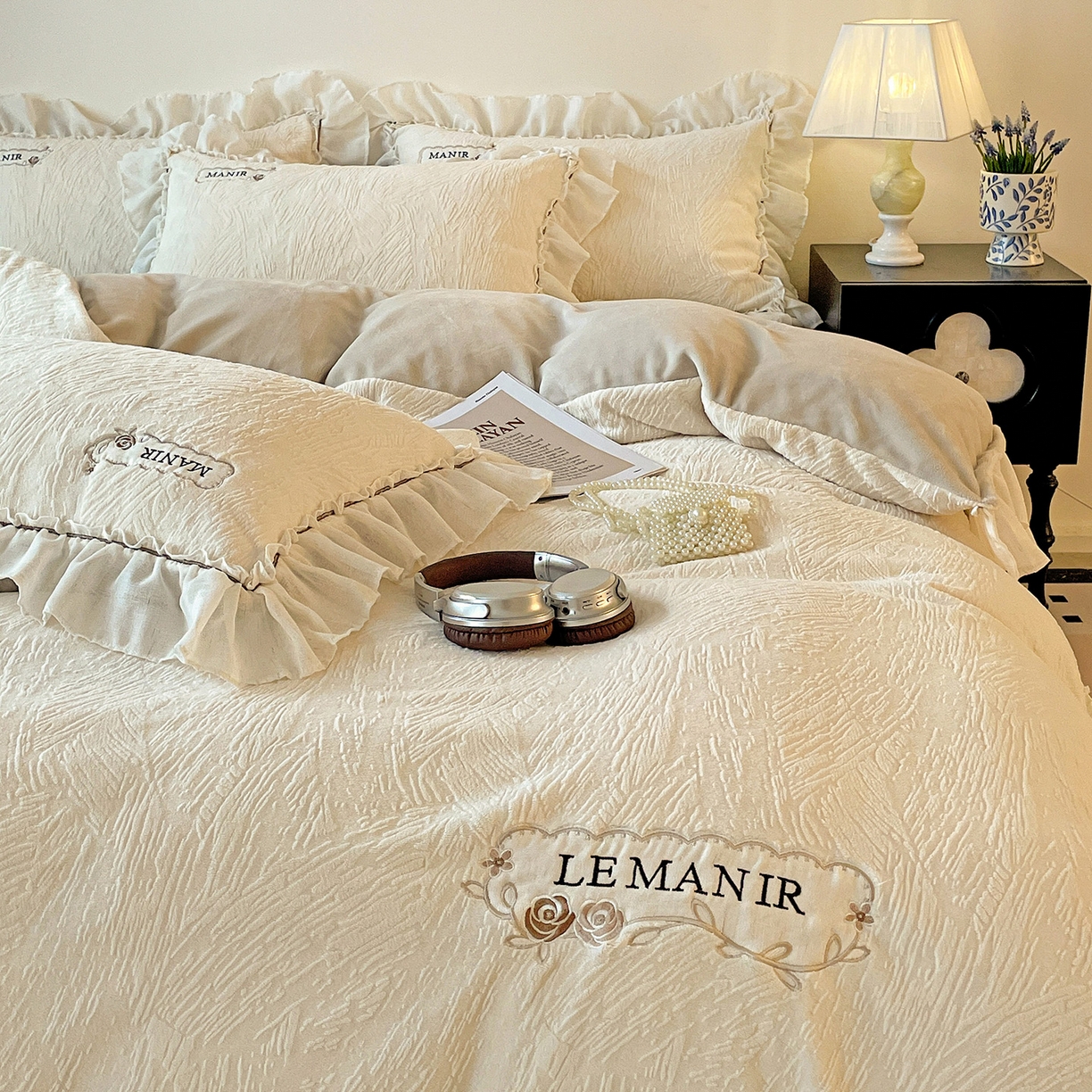 91家纺网 家纺一手货源 找家纺 十方家居 2025新款9斤加厚雕花绒全棉纱布韩版双层花边贴布绣高克重全消光牛奶绒四件套 乐漫-奶昔白