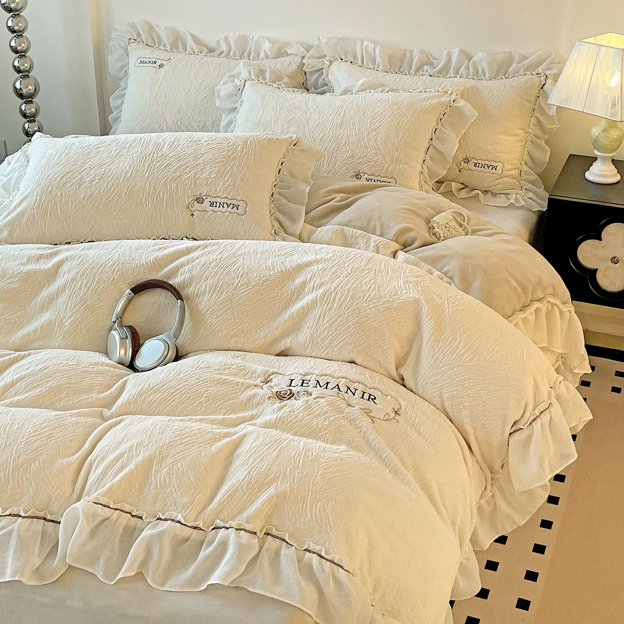 91家纺网 家纺一手货源 找家纺 十方家居 2025新款9斤加厚雕花绒全棉纱布韩版双层花边贴布绣高克重全消光牛奶绒四件套 乐漫-奶昔白