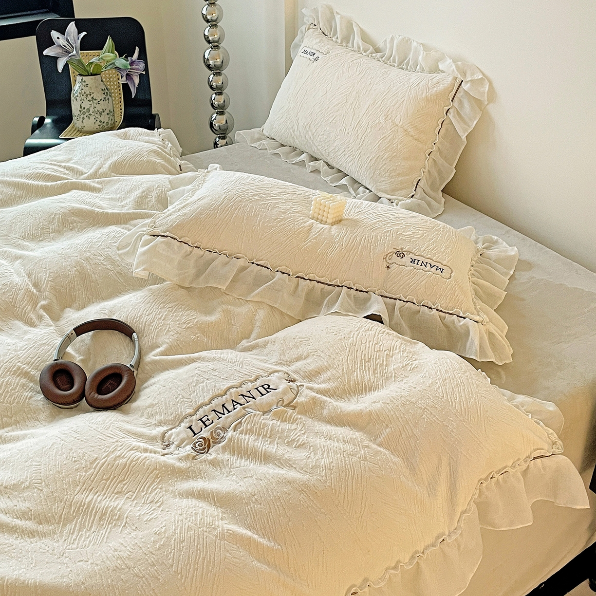 91家纺网 家纺一手货源 找家纺 十方家居 2025新款9斤加厚雕花绒全棉纱布韩版双层花边贴布绣高克重全消光牛奶绒四件套 乐漫-奶昔白