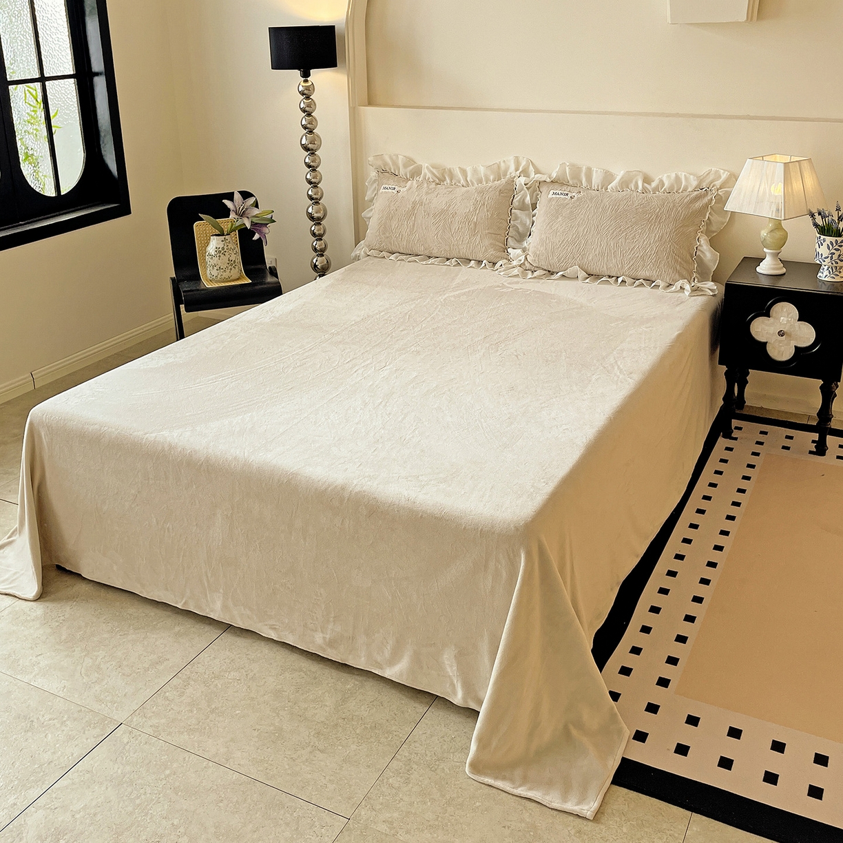 91家纺网 家纺一手货源 找家纺 十方家居 2025新款9斤加厚雕花绒全棉纱布韩版双层花边贴布绣高克重全消光牛奶绒四件套 乐漫-浅灰