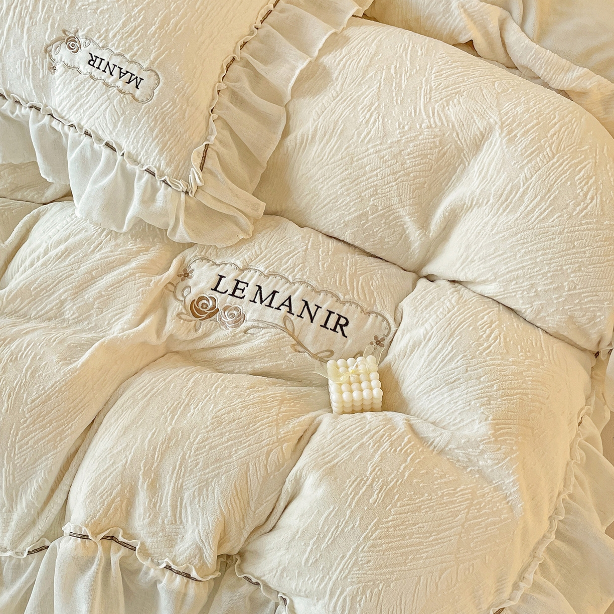 91家纺网 家纺一手货源 找家纺 十方家居 2025新款9斤加厚雕花绒全棉纱布韩版双层花边贴布绣高克重全消光牛奶绒四件套 乐漫-奶昔白