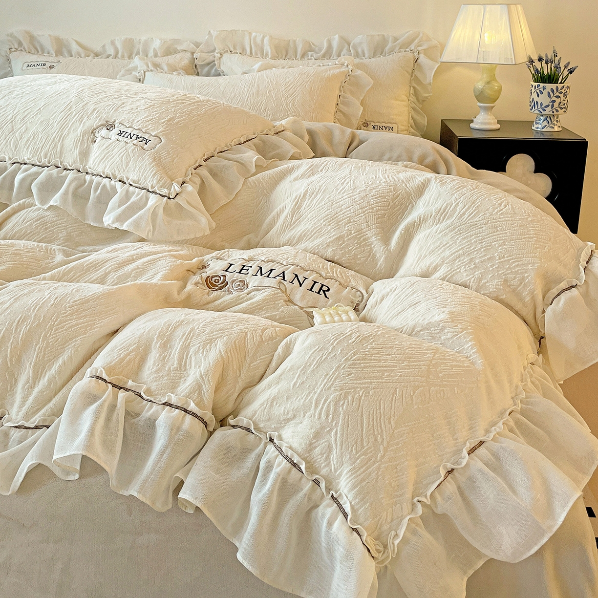 91家纺网 家纺一手货源 找家纺 十方家居 2025新款9斤加厚雕花绒全棉纱布韩版双层花边贴布绣高克重全消光牛奶绒四件套 乐漫-奶昔白