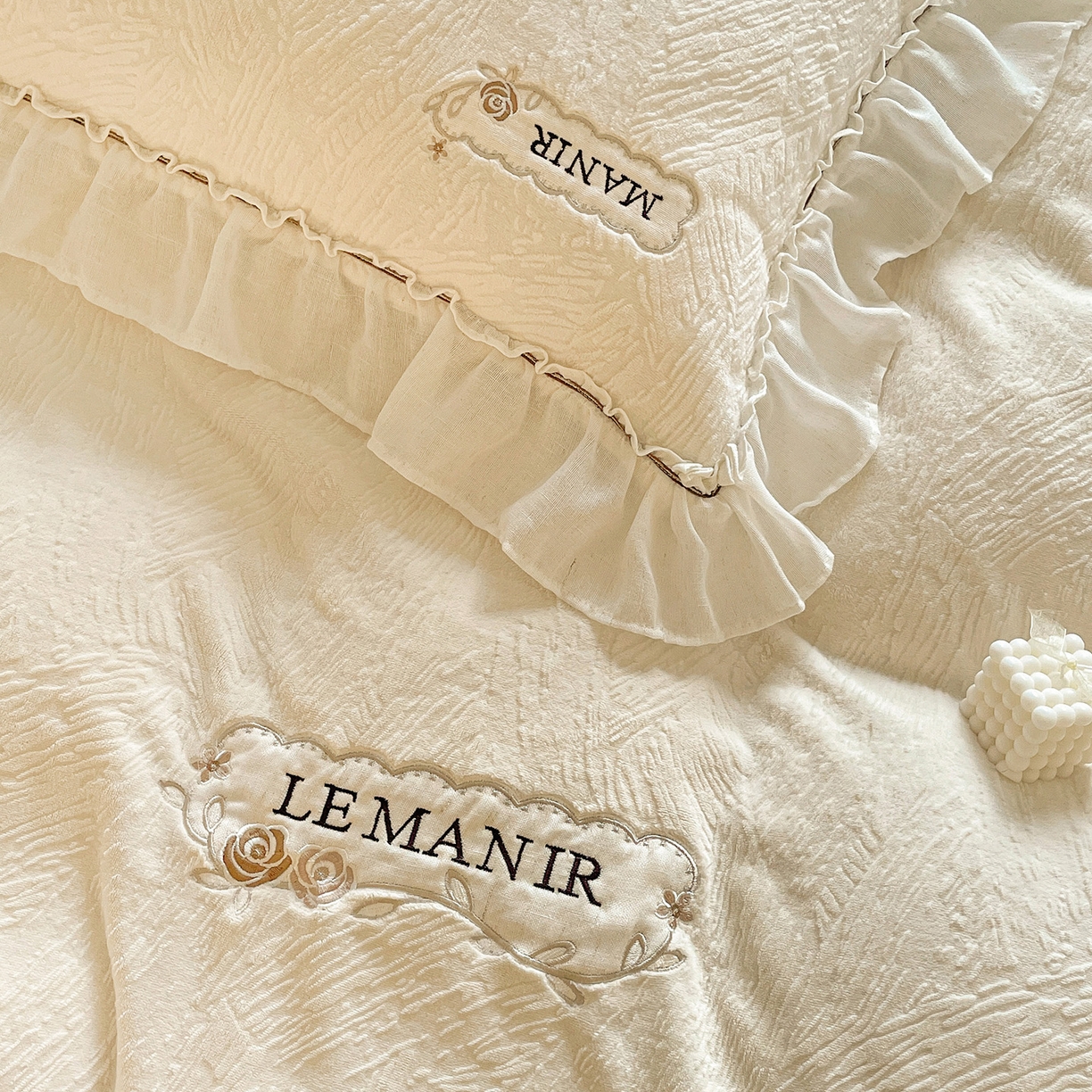 91家纺网 家纺一手货源 找家纺 十方家居 2025新款9斤加厚雕花绒全棉纱布韩版双层花边贴布绣高克重全消光牛奶绒四件套 乐漫-奶昔白