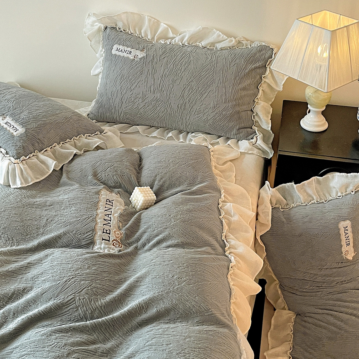 91家纺网 家纺一手货源 找家纺 十方家居 2025新款9斤加厚雕花绒全棉纱布韩版双层花边贴布绣高克重全消光牛奶绒四件套 乐漫-深灰