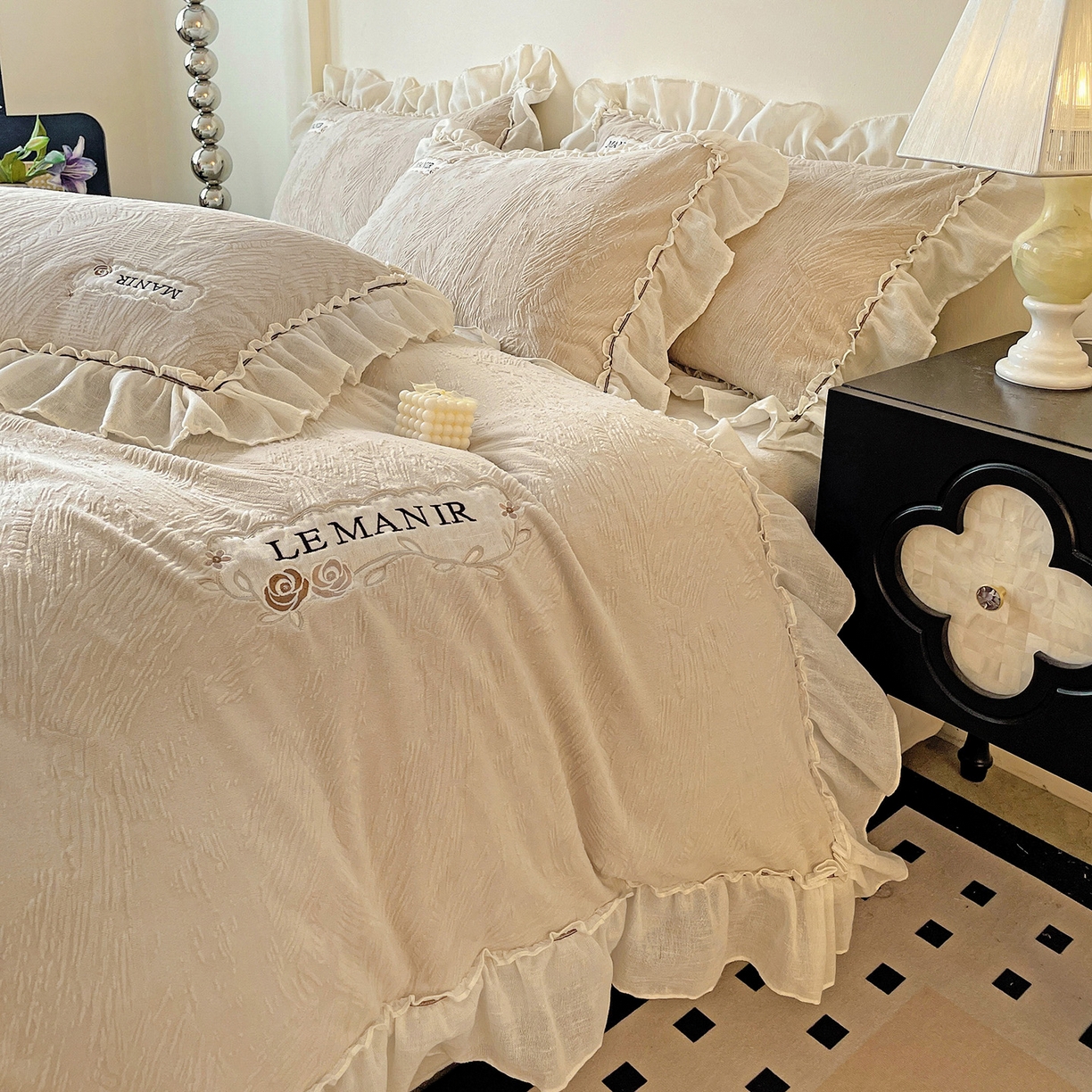 91家纺网 家纺一手货源 找家纺 十方家居 2025新款9斤加厚雕花绒全棉纱布韩版双层花边贴布绣高克重全消光牛奶绒四件套 乐漫-浅灰