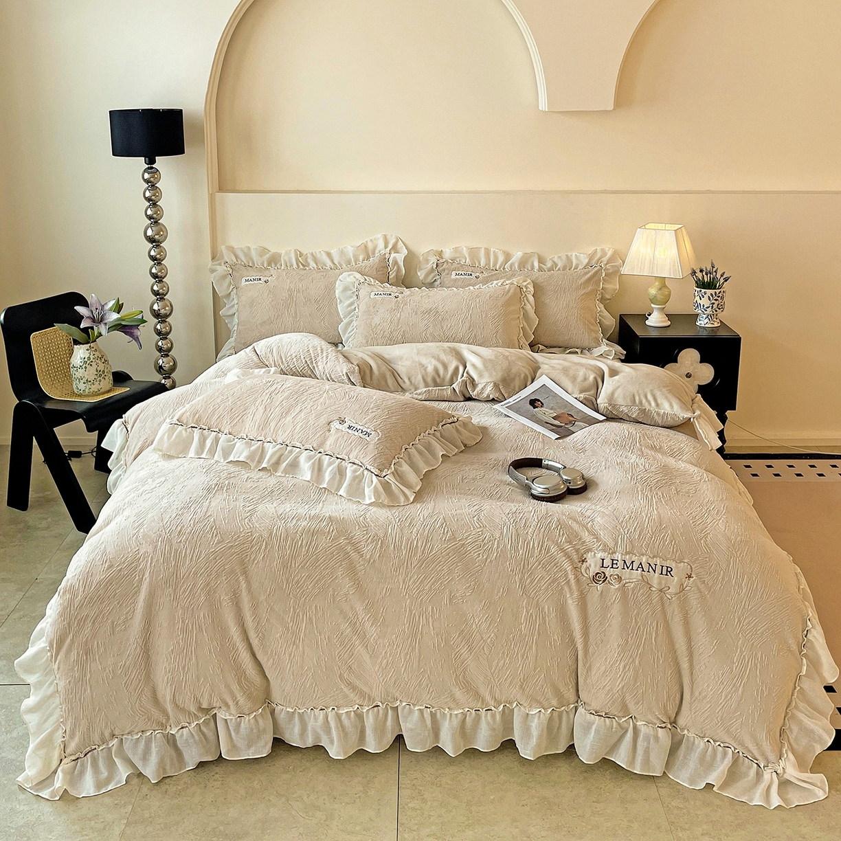 91家纺网 家纺一手货源 找家纺 十方家居 2025新款9斤加厚雕花绒全棉纱布韩版双层花边贴布绣高克重全消光牛奶绒四件套 乐漫-浅灰