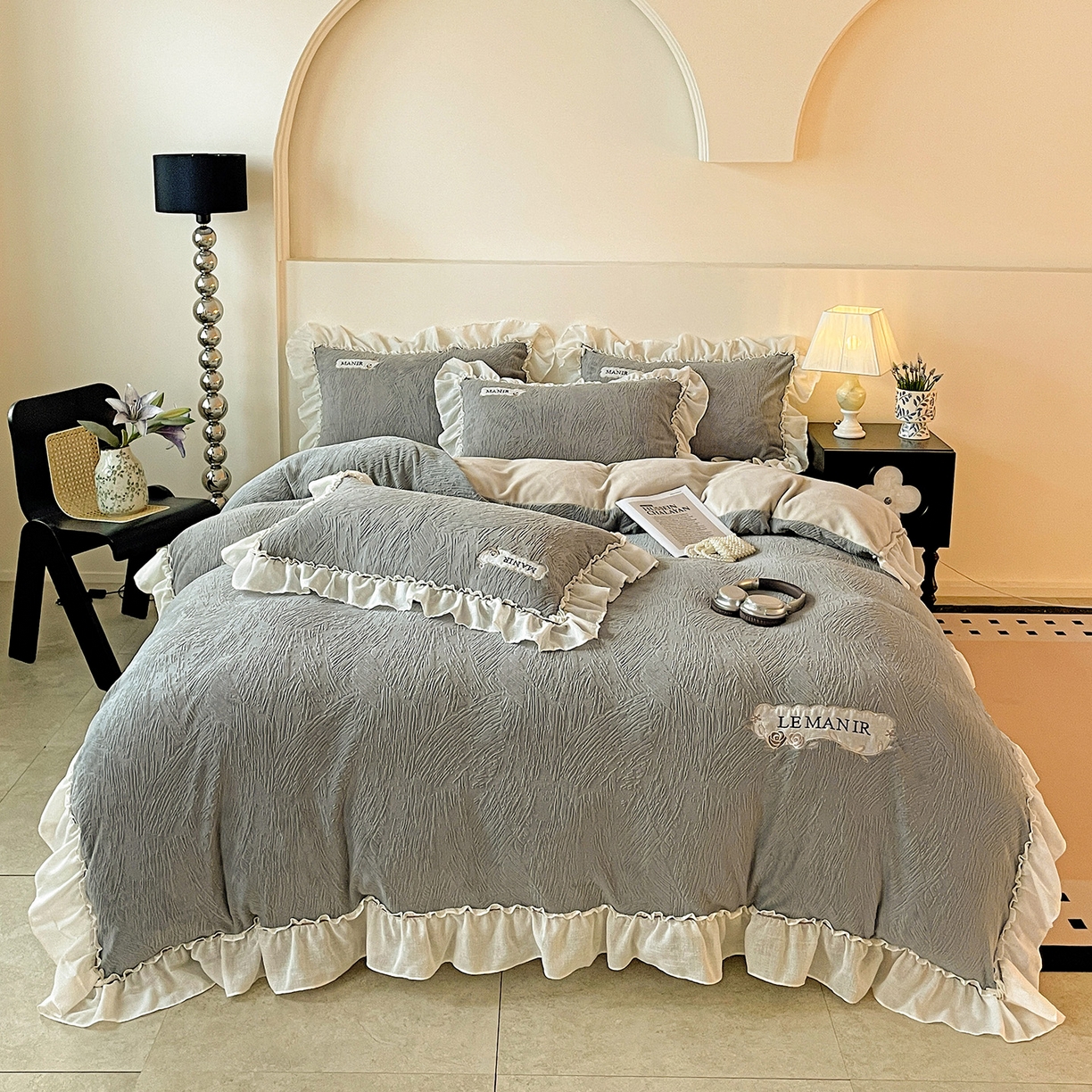 91家纺网 家纺一手货源 找家纺 十方家居 2025新款9斤加厚雕花绒全棉纱布韩版双层花边贴布绣高克重全消光牛奶绒四件套 乐漫-深灰