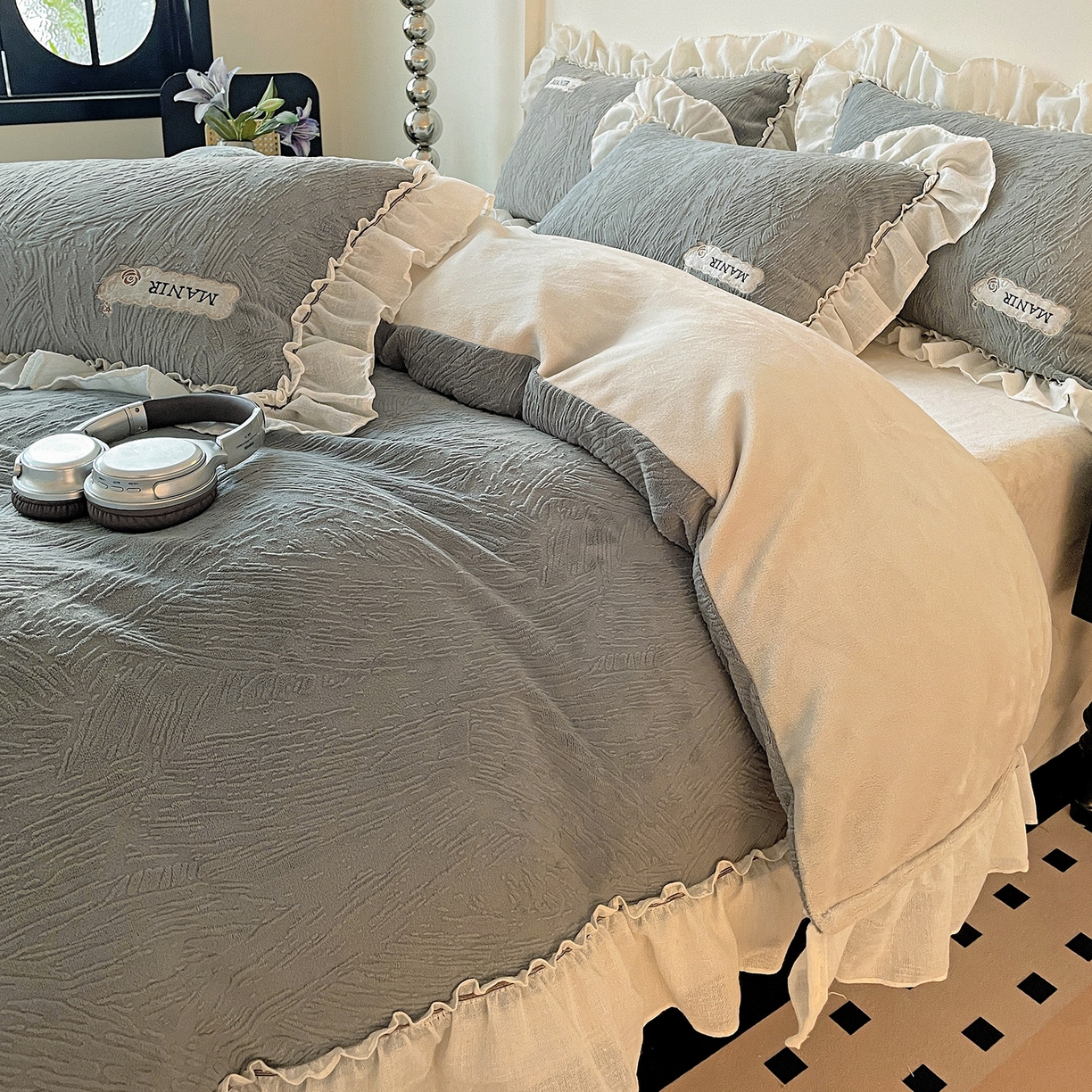 91家纺网 家纺一手货源 找家纺 十方家居 2025新款9斤加厚雕花绒全棉纱布韩版双层花边贴布绣高克重全消光牛奶绒四件套 乐漫-深灰