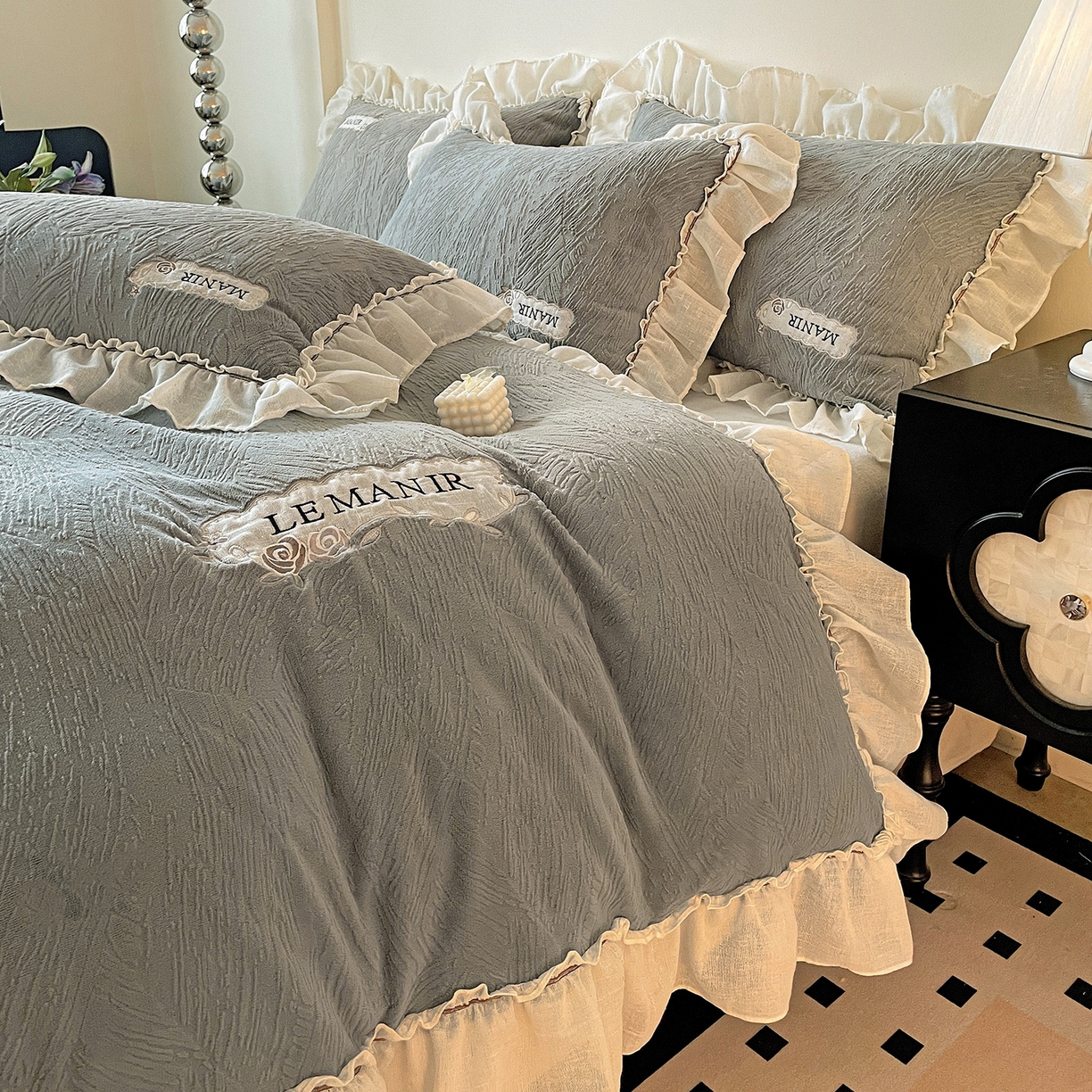 91家纺网 家纺一手货源 找家纺 十方家居 2025新款9斤加厚雕花绒全棉纱布韩版双层花边贴布绣高克重全消光牛奶绒四件套 乐漫-深灰