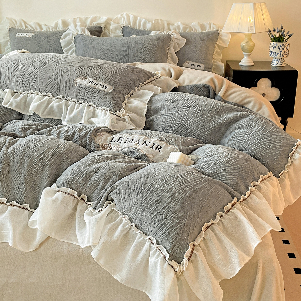 91家纺网 家纺一手货源 找家纺 十方家居 2025新款9斤加厚雕花绒全棉纱布韩版双层花边贴布绣高克重全消光牛奶绒四件套 乐漫-深灰