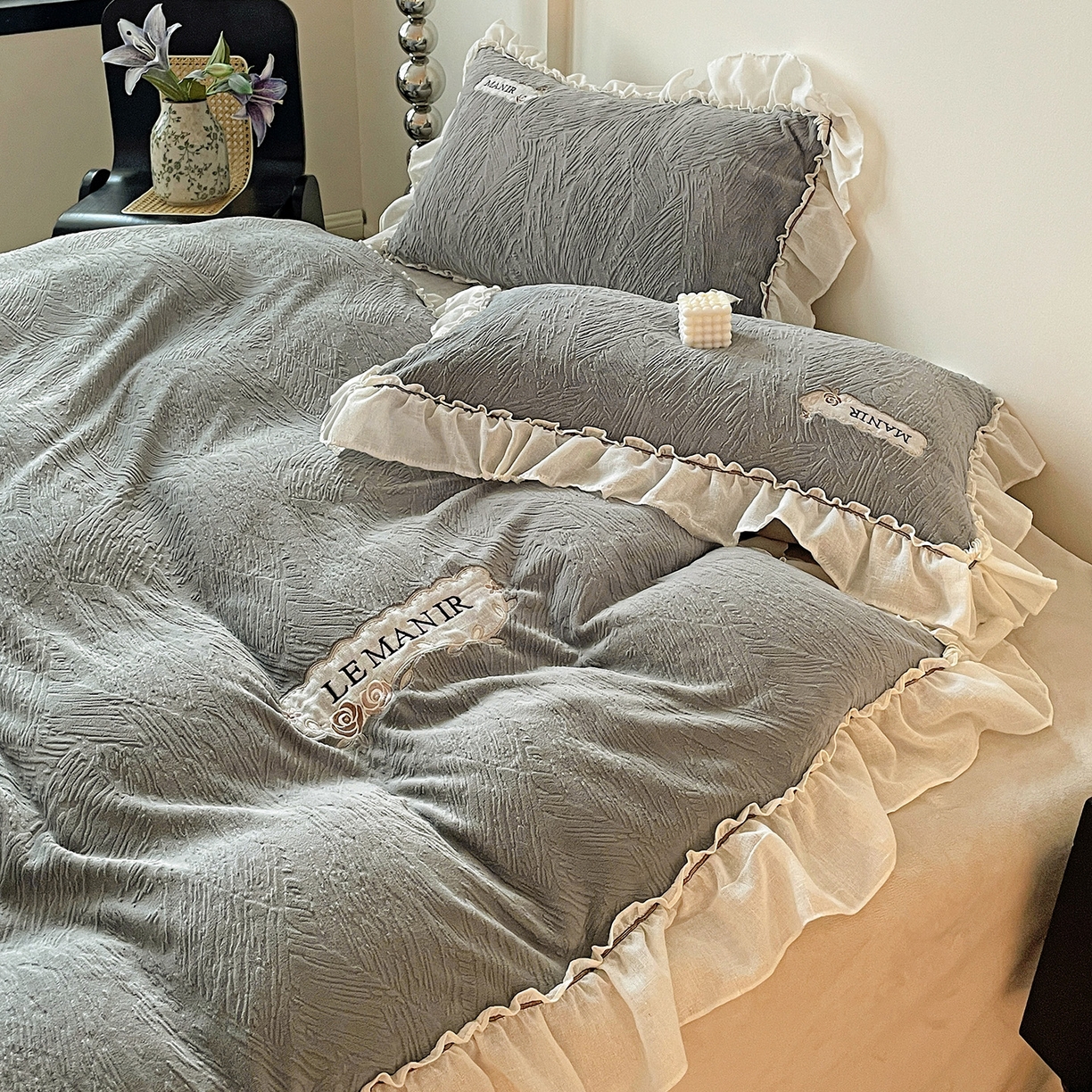 91家纺网 家纺一手货源 找家纺 十方家居 2025新款9斤加厚雕花绒全棉纱布韩版双层花边贴布绣高克重全消光牛奶绒四件套 乐漫-深灰