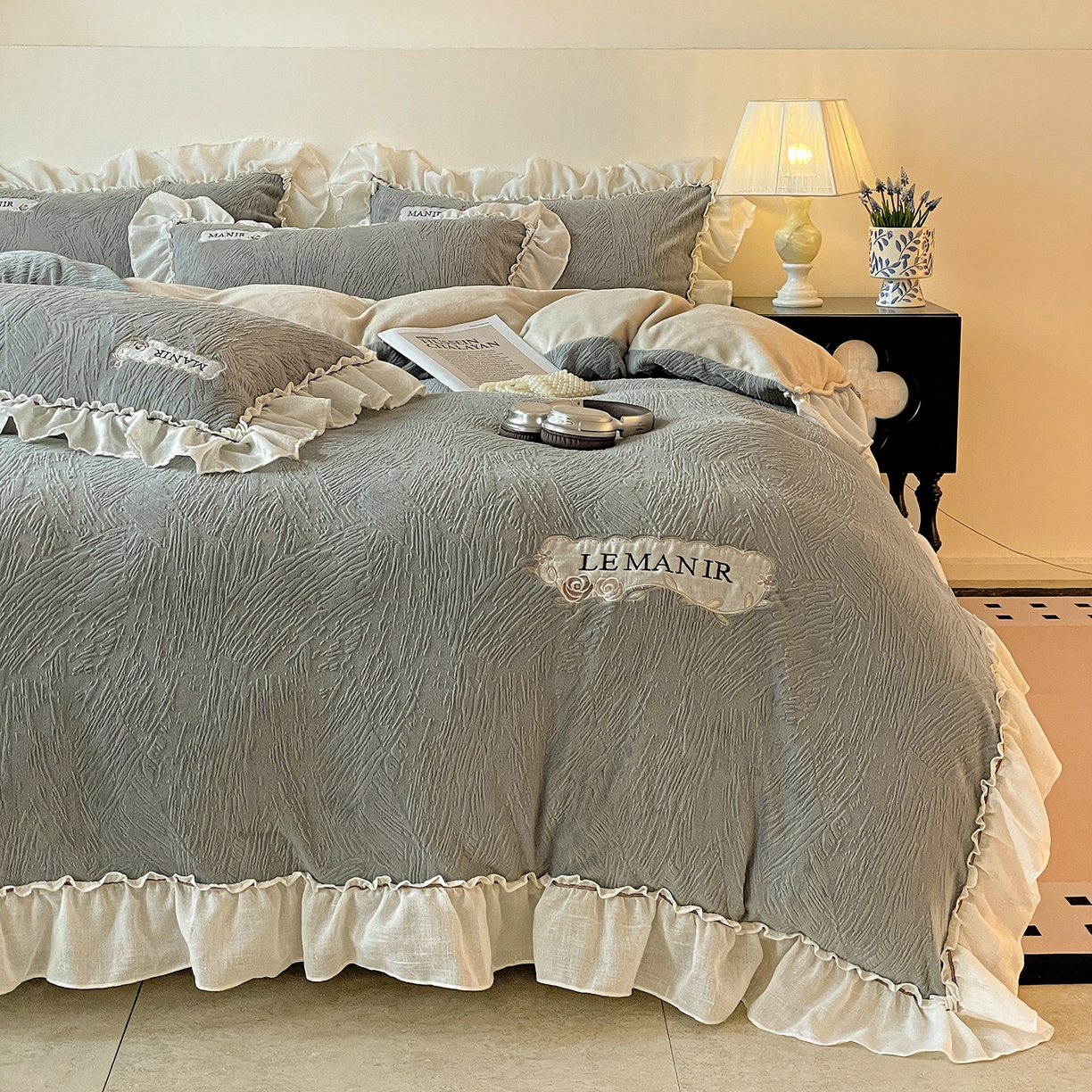 91家纺网 家纺一手货源 找家纺 十方家居 2025新款9斤加厚雕花绒全棉纱布韩版双层花边贴布绣高克重全消光牛奶绒四件套 乐漫-深灰