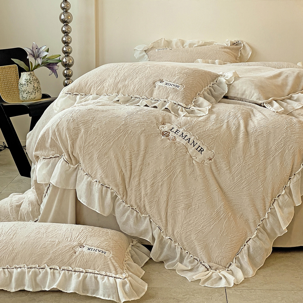 91家纺网 家纺一手货源 找家纺 十方家居 2025新款9斤加厚雕花绒全棉纱布韩版双层花边贴布绣高克重全消光牛奶绒四件套 乐漫-浅灰