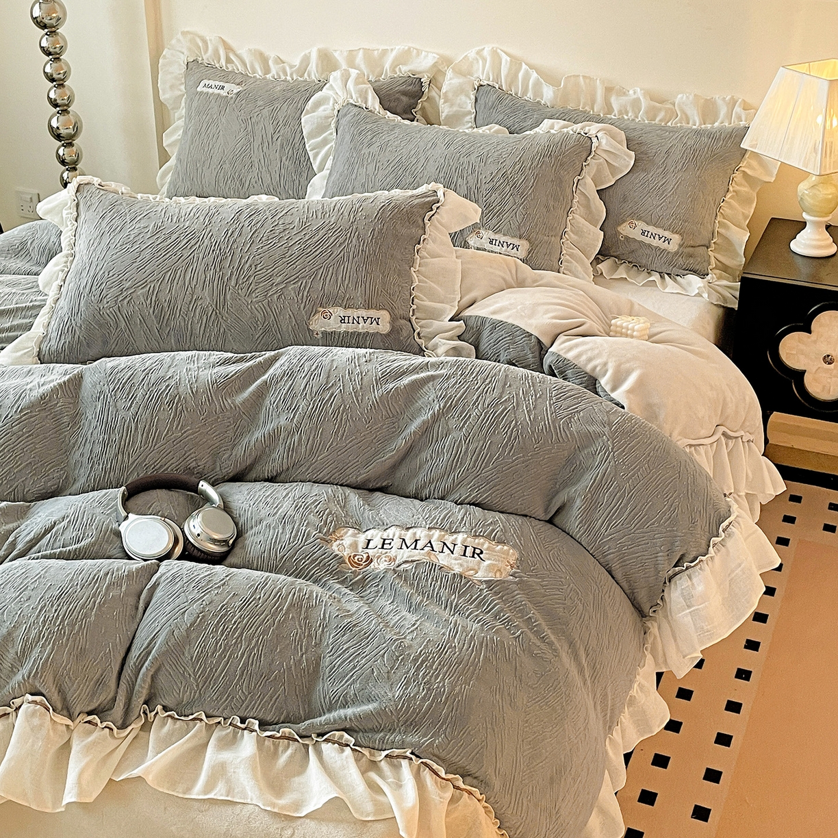 91家纺网 家纺一手货源 找家纺 十方家居 2025新款9斤加厚雕花绒全棉纱布韩版双层花边贴布绣高克重全消光牛奶绒四件套 乐漫-深灰