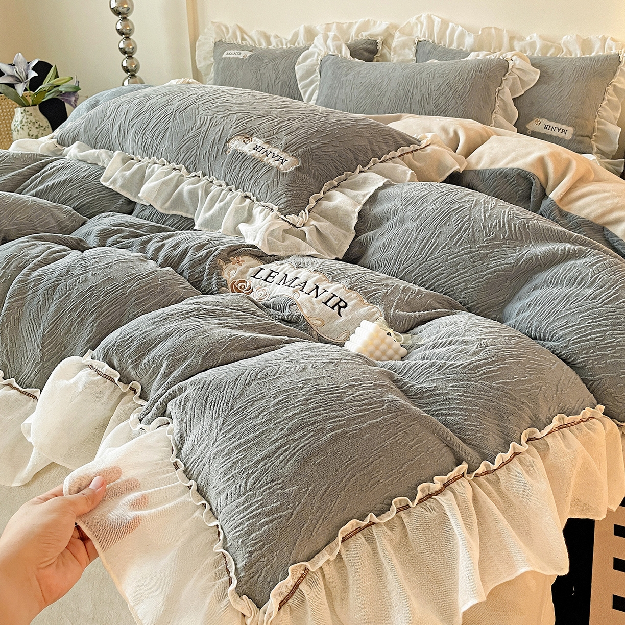 91家纺网 家纺一手货源 找家纺 十方家居 2025新款9斤加厚雕花绒全棉纱布韩版双层花边贴布绣高克重全消光牛奶绒四件套 乐漫-深灰