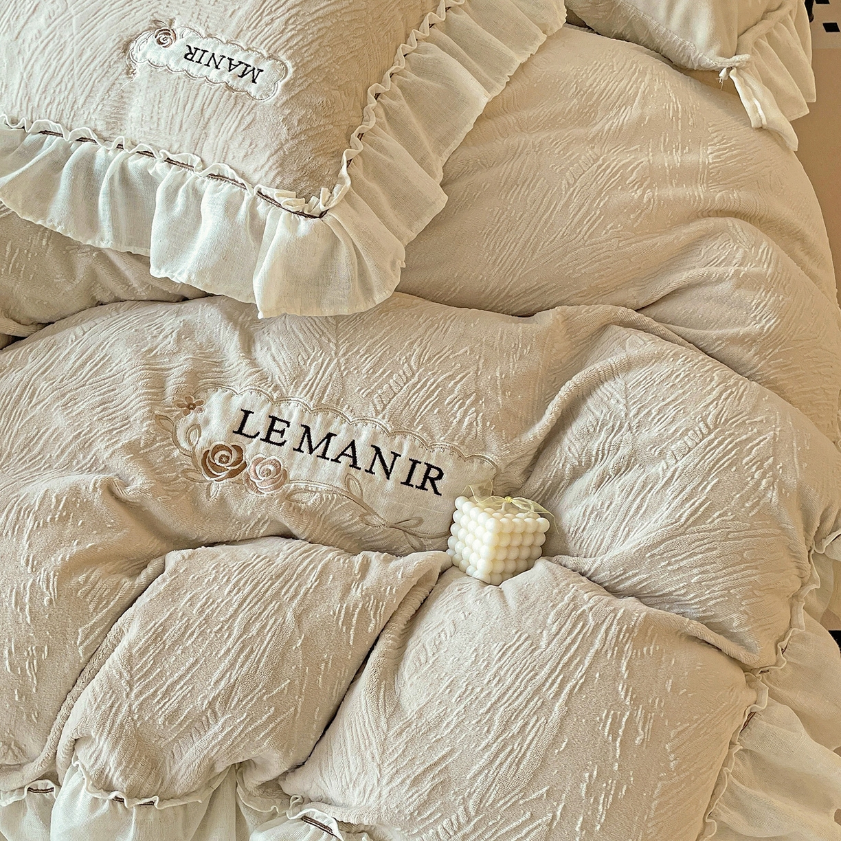 91家纺网 家纺一手货源 找家纺 十方家居 2025新款9斤加厚雕花绒全棉纱布韩版双层花边贴布绣高克重全消光牛奶绒四件套 乐漫-浅灰