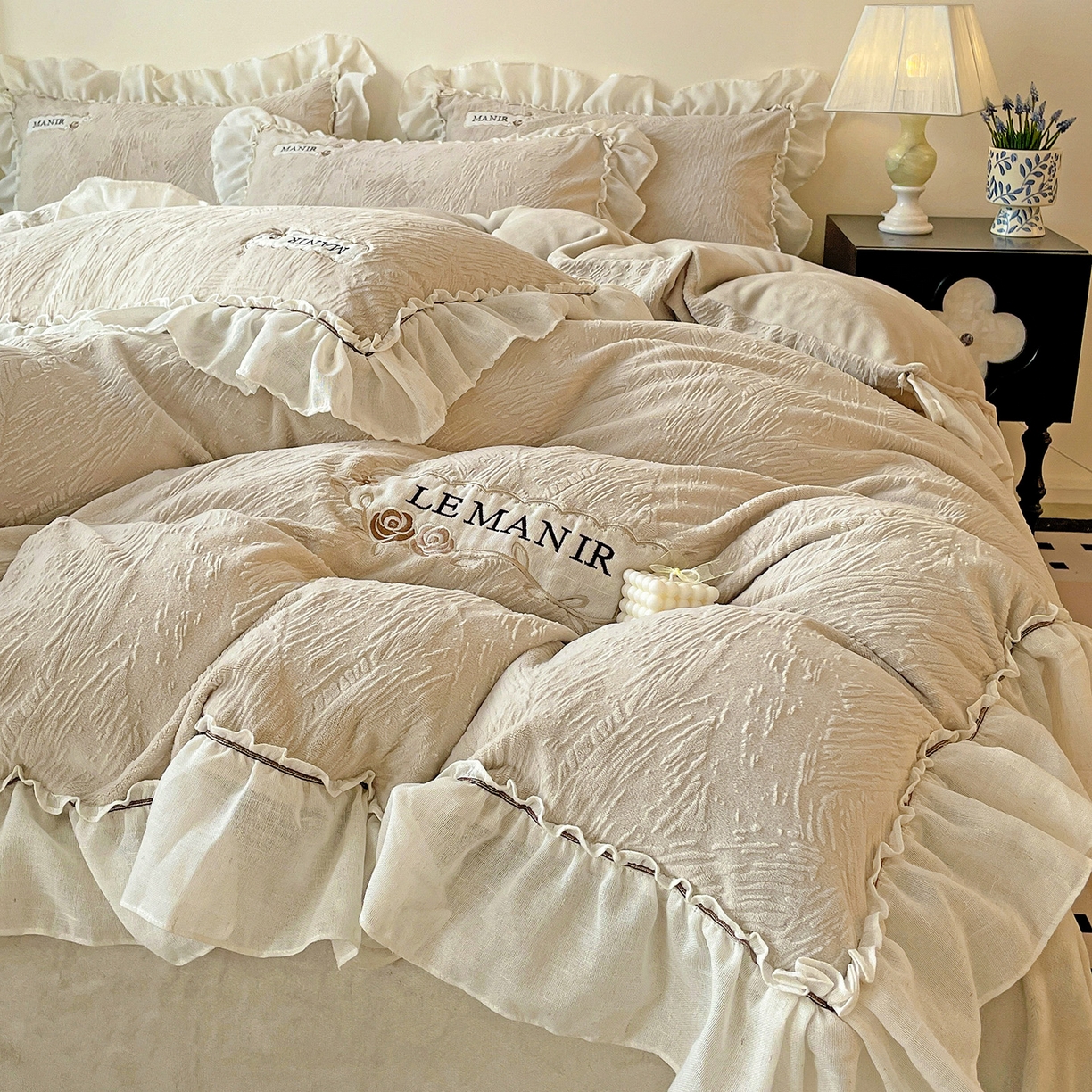 91家纺网 家纺一手货源 找家纺 十方家居 2025新款9斤加厚雕花绒全棉纱布韩版双层花边贴布绣高克重全消光牛奶绒四件套 乐漫-浅灰