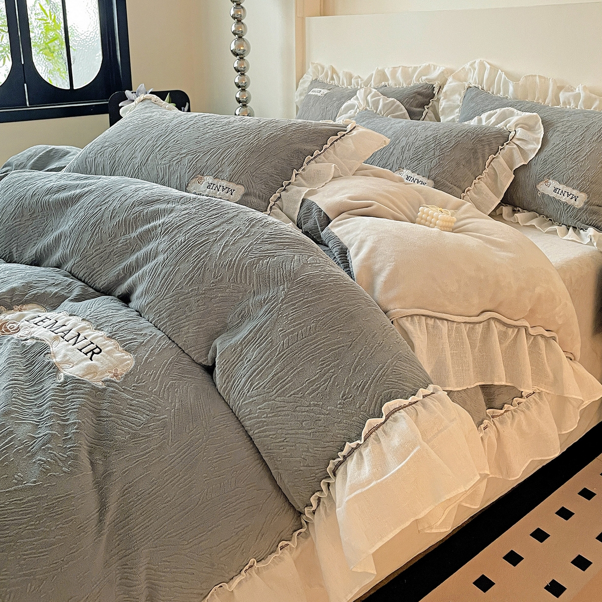 91家纺网 家纺一手货源 找家纺 十方家居 2025新款9斤加厚雕花绒全棉纱布韩版双层花边贴布绣高克重全消光牛奶绒四件套 乐漫-深灰