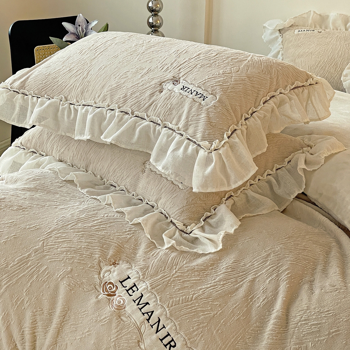 91家纺网 家纺一手货源 找家纺 十方家居 2025新款9斤加厚雕花绒全棉纱布韩版双层花边贴布绣高克重全消光牛奶绒四件套 乐漫-浅灰