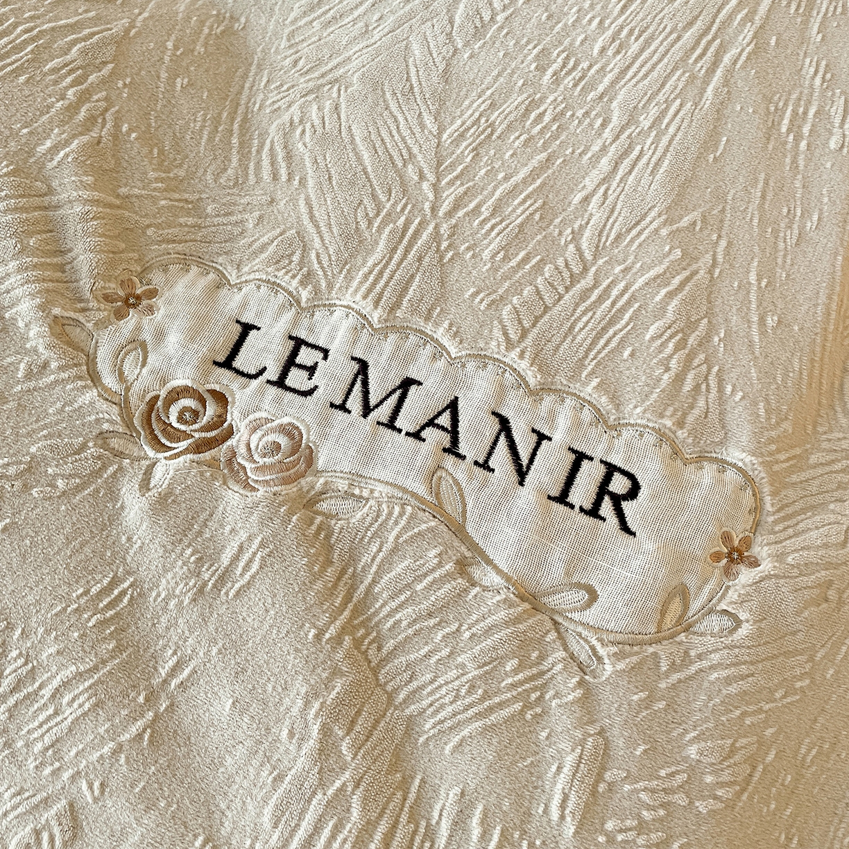 91家纺网 家纺一手货源 找家纺 十方家居 2025新款9斤加厚雕花绒全棉纱布韩版双层花边贴布绣高克重全消光牛奶绒四件套 乐漫-浅灰