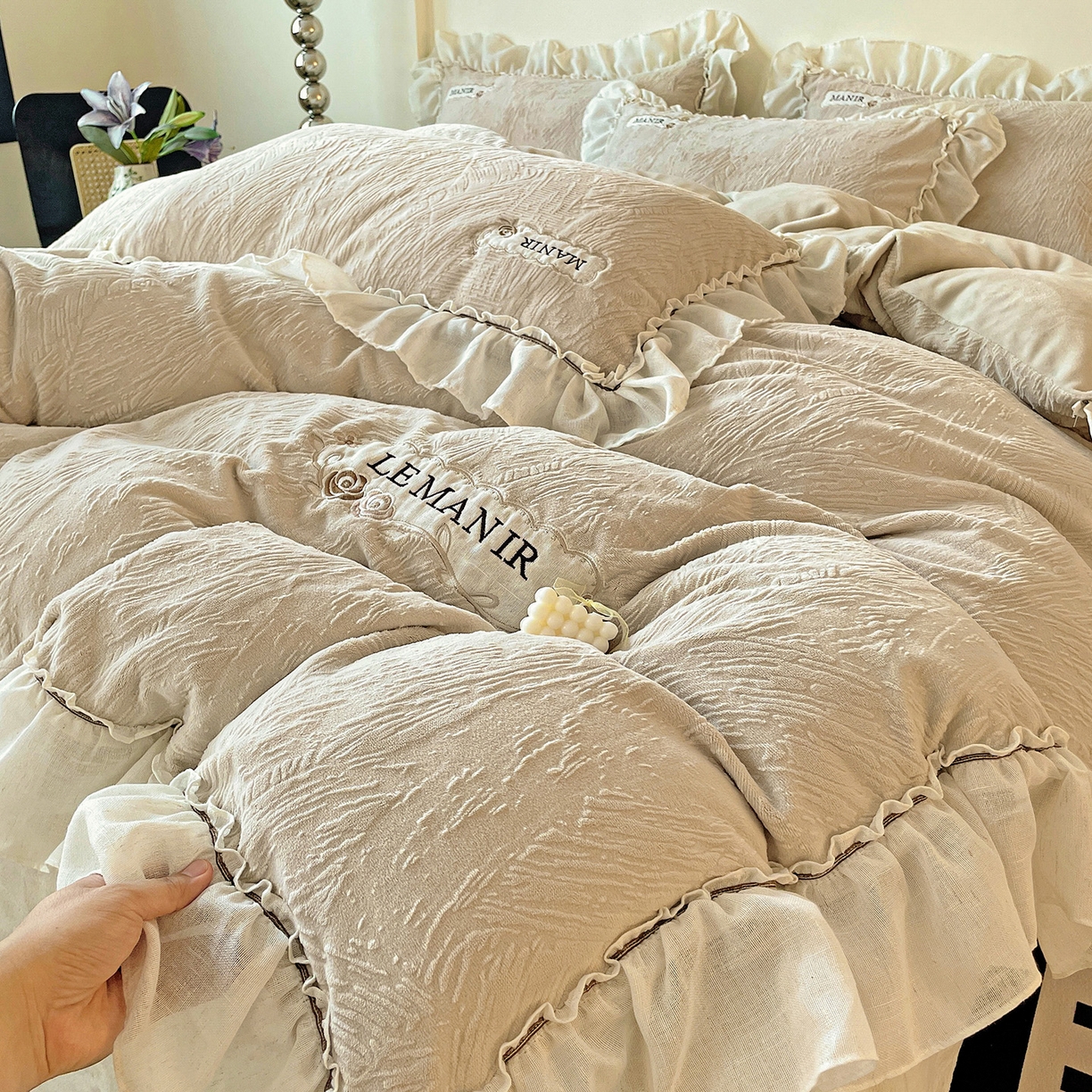 91家纺网 家纺一手货源 找家纺 十方家居 2025新款9斤加厚雕花绒全棉纱布韩版双层花边贴布绣高克重全消光牛奶绒四件套 乐漫-浅灰