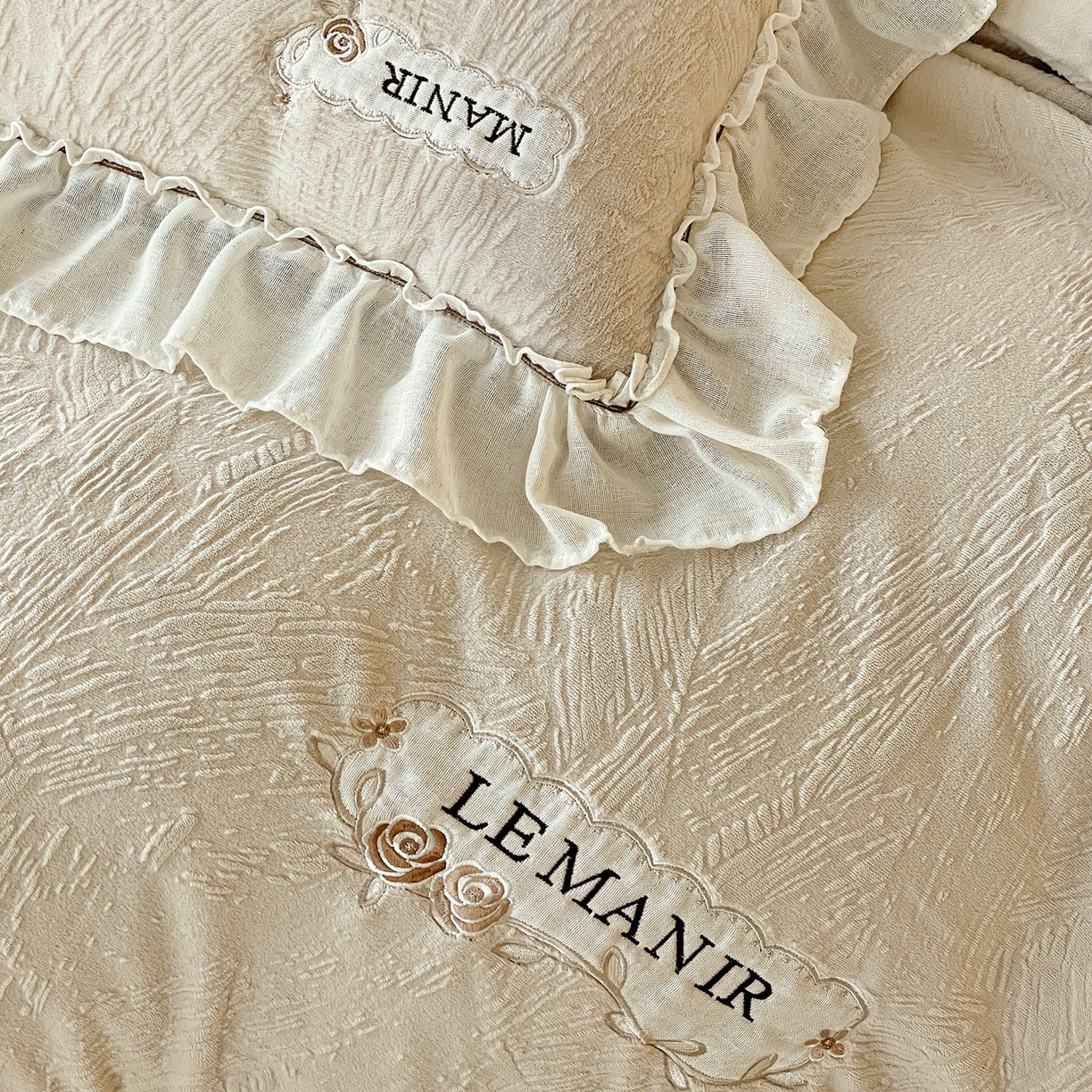 91家纺网 家纺一手货源 找家纺 十方家居 2025新款9斤加厚雕花绒全棉纱布韩版双层花边贴布绣高克重全消光牛奶绒四件套 乐漫-浅灰