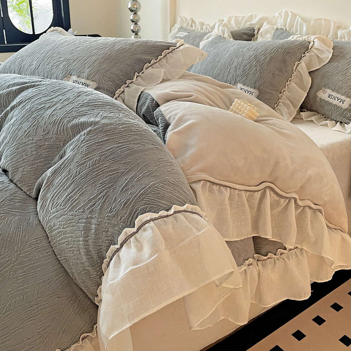 91家纺网 家纺一手货源 找家纺 十方家居 2025新款9斤加厚雕花绒全棉纱布韩版双层花边贴布绣高克重全消光牛奶绒四件套 乐漫-深灰