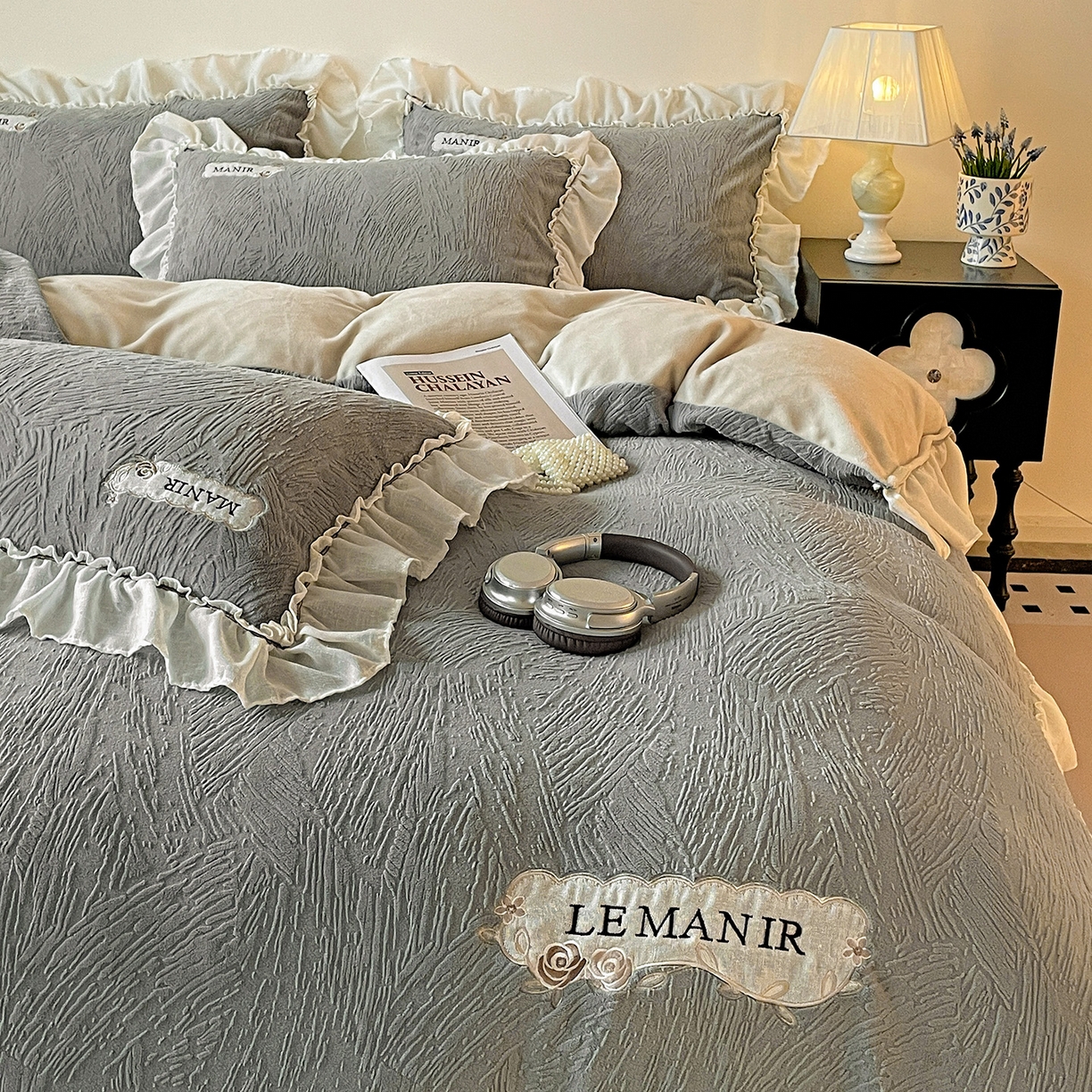 91家纺网 家纺一手货源 找家纺 十方家居 2025新款9斤加厚雕花绒全棉纱布韩版双层花边贴布绣高克重全消光牛奶绒四件套 乐漫-深灰