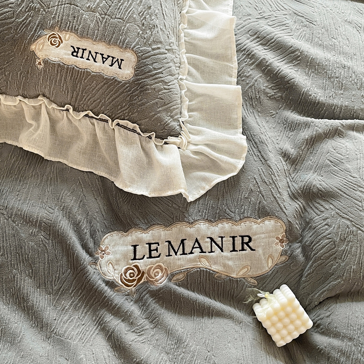 91家纺网 家纺一手货源 找家纺 十方家居 2025新款9斤加厚雕花绒全棉纱布韩版双层花边贴布绣高克重全消光牛奶绒四件套 乐漫-深灰