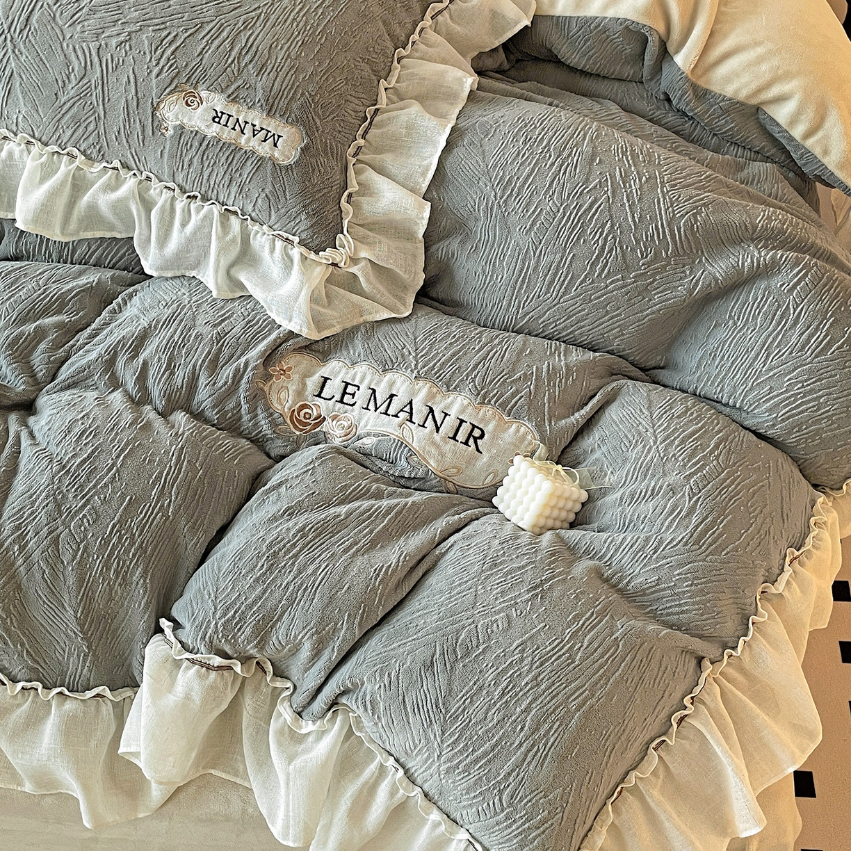 91家纺网 家纺一手货源 找家纺 十方家居 2025新款9斤加厚雕花绒全棉纱布韩版双层花边贴布绣高克重全消光牛奶绒四件套 乐漫-深灰