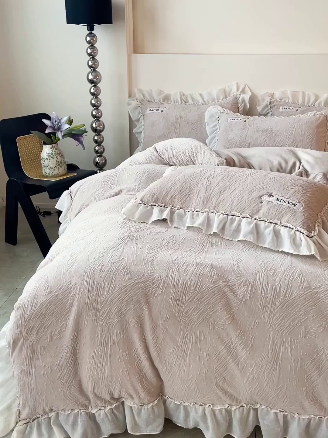 91家纺网 家纺一手货源 找家纺 十方家居 2025新款9斤加厚雕花绒全棉纱布韩版双层花边贴布绣高克重全消光牛奶绒四件套 乐漫-浅灰