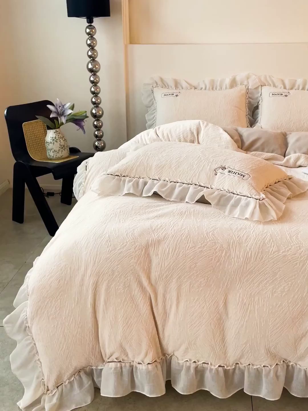 91家纺网 家纺一手货源 找家纺 十方家居 2025新款9斤加厚雕花绒全棉纱布韩版双层花边贴布绣高克重全消光牛奶绒四件套 乐漫-奶昔白