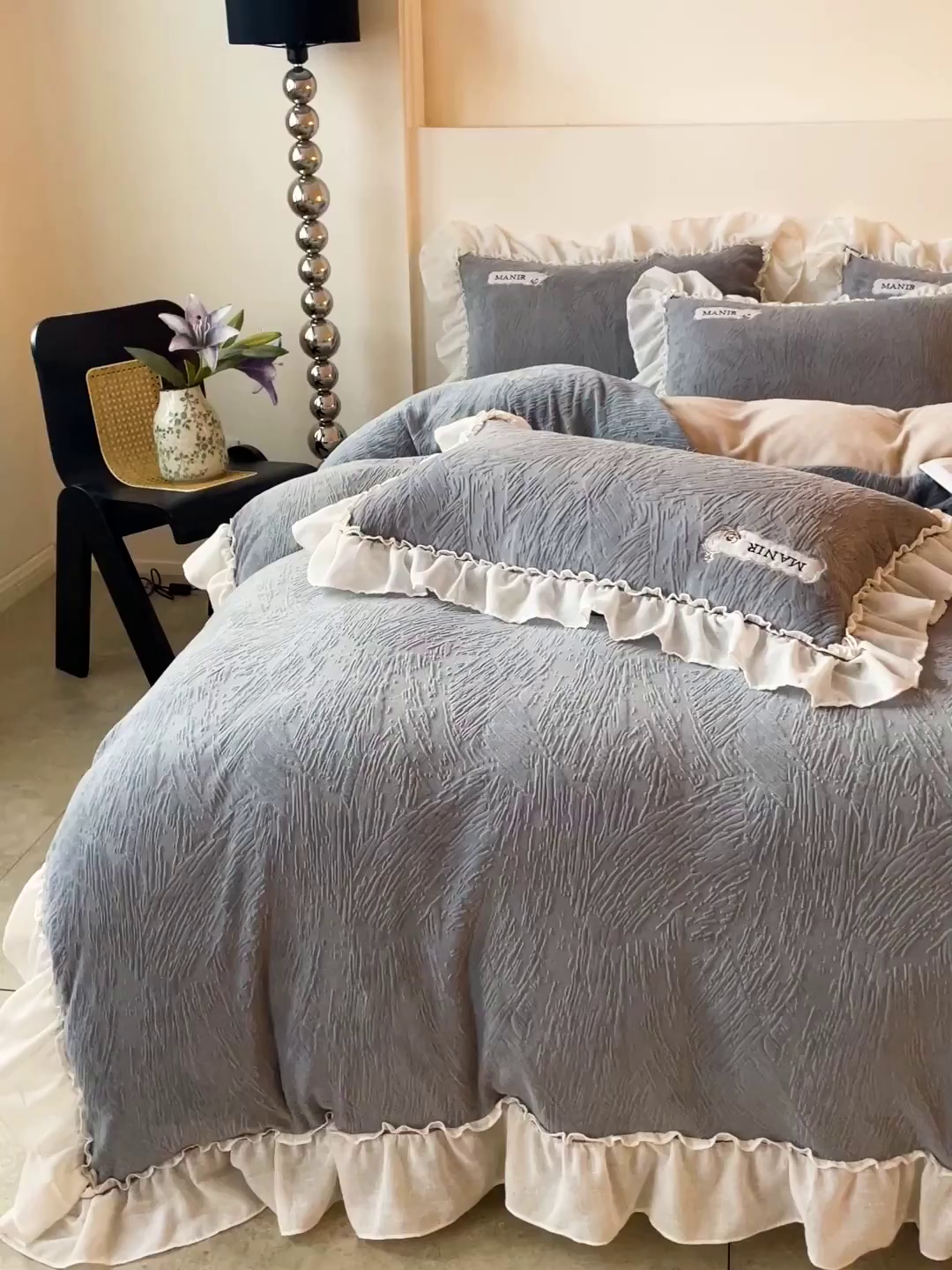 91家纺网 家纺一手货源 找家纺 十方家居 2025新款9斤加厚雕花绒全棉纱布韩版双层花边贴布绣高克重全消光牛奶绒四件套 乐漫-深灰