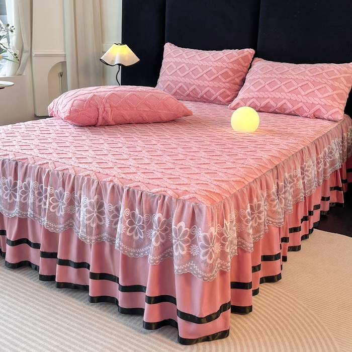 91家纺网 家纺一手货源 找家纺 米瑞娜  2025新款塔芙绒雕花蕾丝床裙跨境外贸 玫红