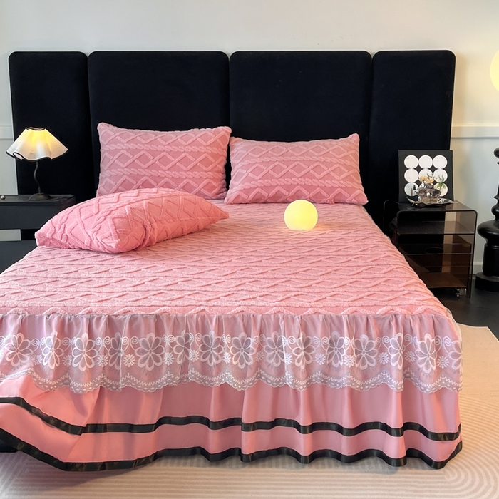 91家纺网 家纺一手货源 找家纺 米瑞娜  2025新款塔芙绒雕花蕾丝床裙跨境外贸 玫红